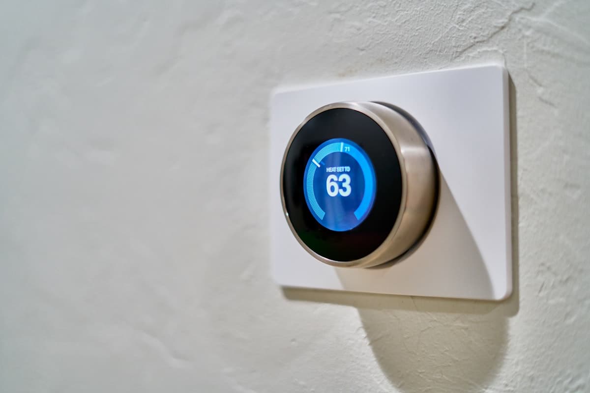 Smart thermostat IoT device for building automation